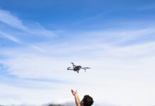 Jak Uzyskać Uprawnienia do Latania Dronem? Przewodnik dla Początkujących latanie dronem